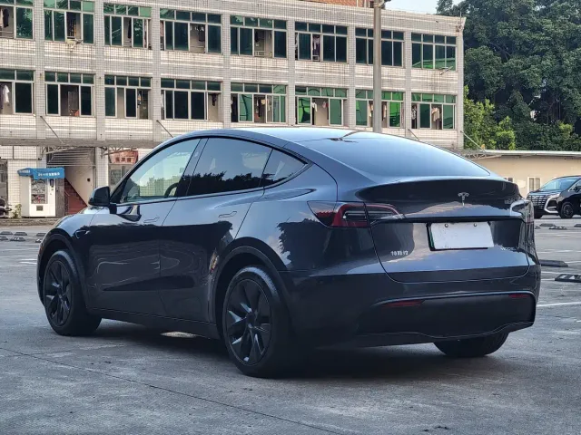 Tesla Model Y — Фото автомобиля 12