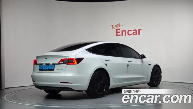 Tesla Model 3 — Фото автомобиля 2