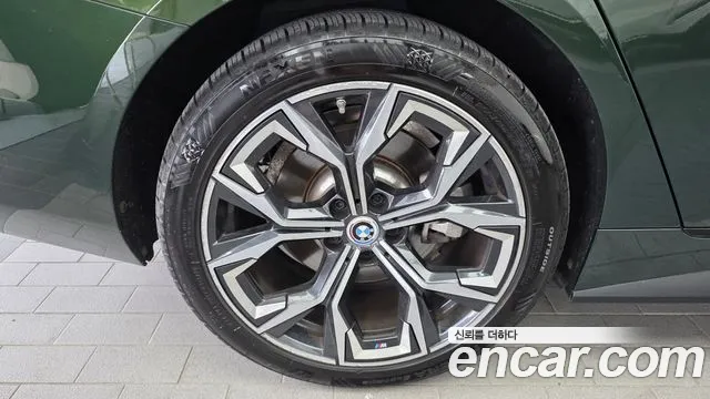 BMW i4 — Фото автомобиля 5