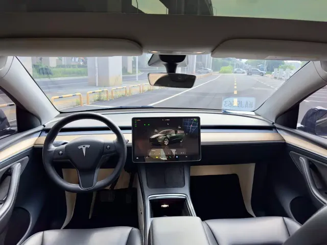 Tesla Model Y — Фото автомобиля 13