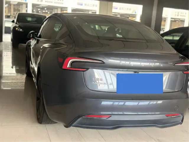 Tesla Model 3 — Фото автомобиля 12