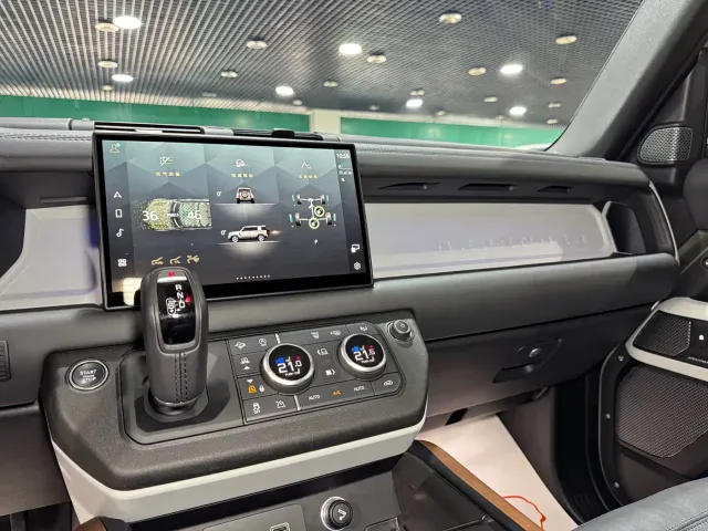 Land Rover Defender — Фото автомобиля 7