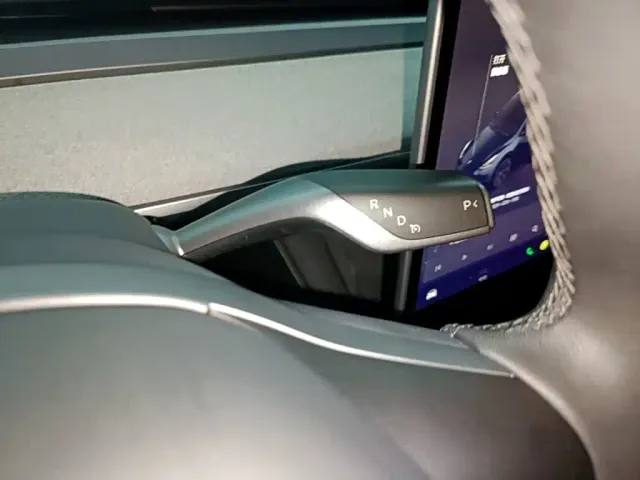 Tesla Model Y — Фото автомобиля 13