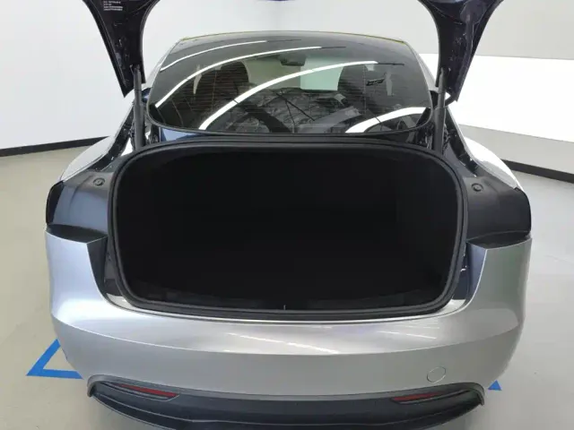 Tesla Model 3 — Фото автомобиля 4