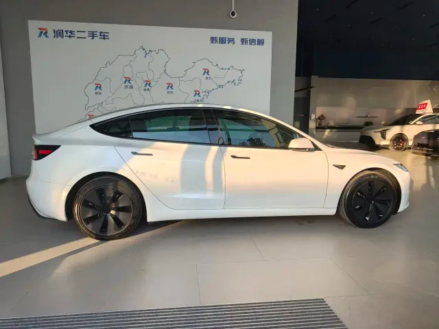 Tesla Model 3 — Фото автомобиля 3