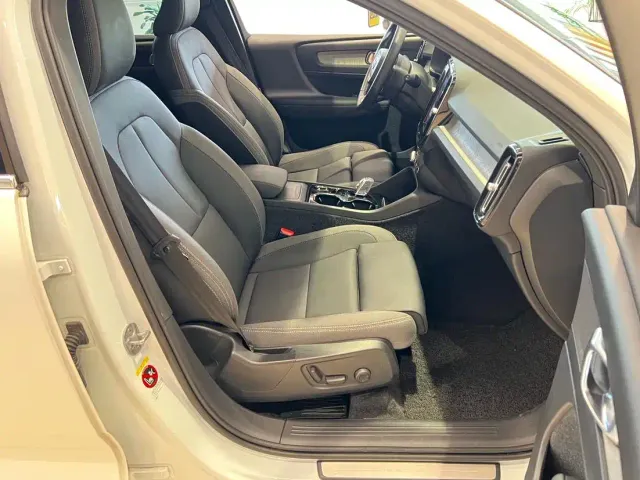 Volvo XC40 — Фото автомобиля 10