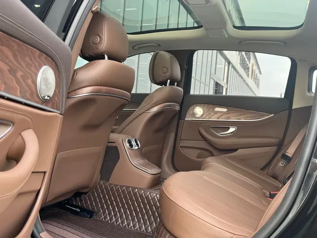 Mercedes-Benz E-Class — Фото автомобиля 12