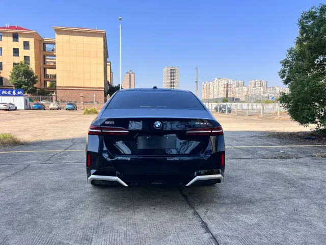 BMW 5 Series — Фото автомобиля 11