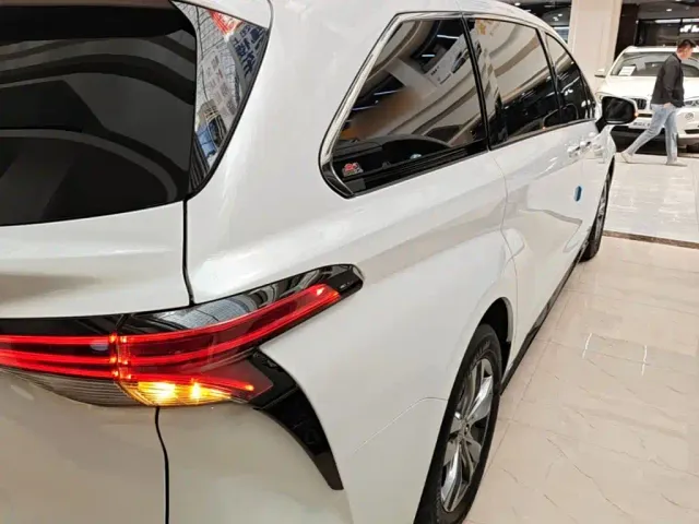 Toyota Sienna — Фото автомобиля 6