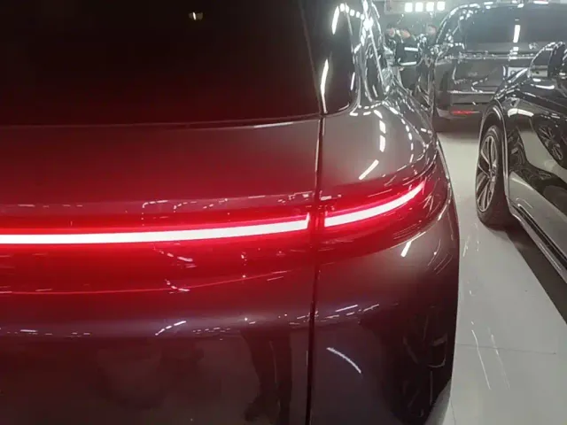 Li Auto L8 — Фото автомобиля 7