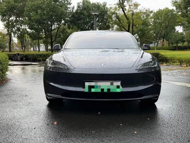 Tesla Model 3 — Фото автомобиля 2