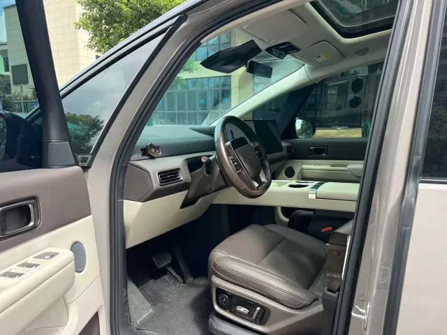 Li Auto MEGA — Фото автомобиля 7