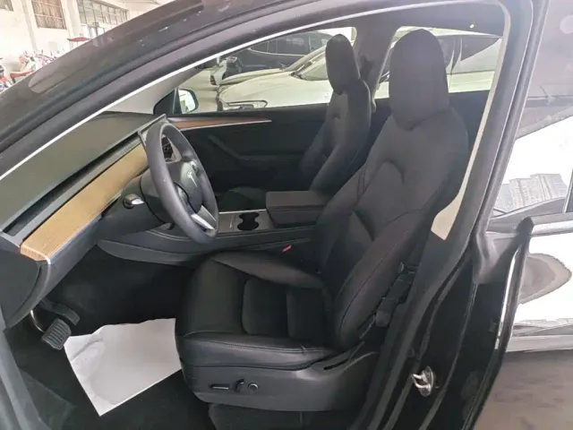 Tesla Model Y — Фото автомобиля 14