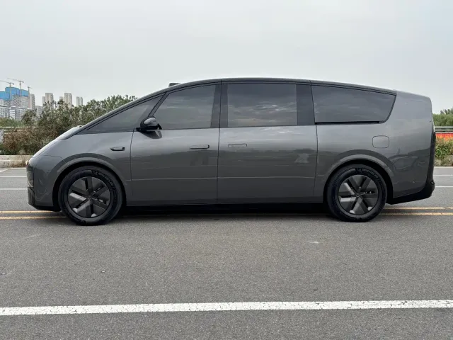 Li Auto MEGA — Фото автомобиля 5