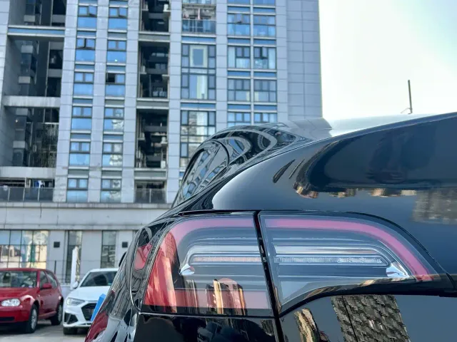 Tesla Model Y — Фото автомобиля 5