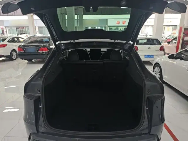 Tesla Model Y — Фото автомобиля 14