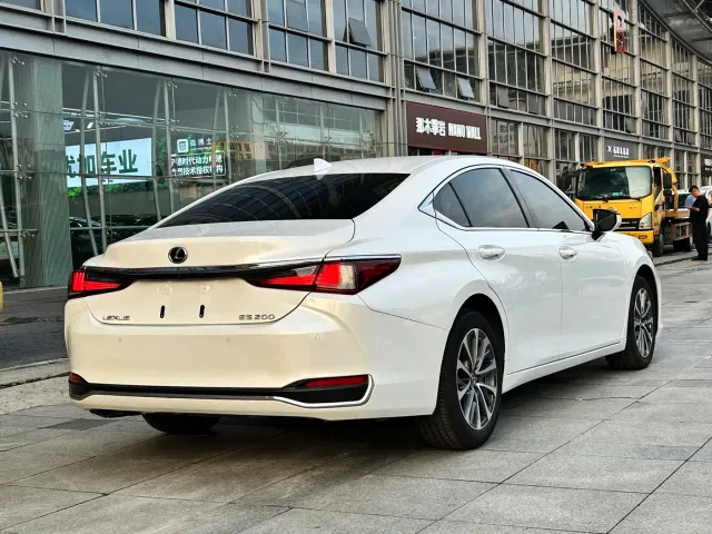 Lexus ES — Фото автомобиля 3