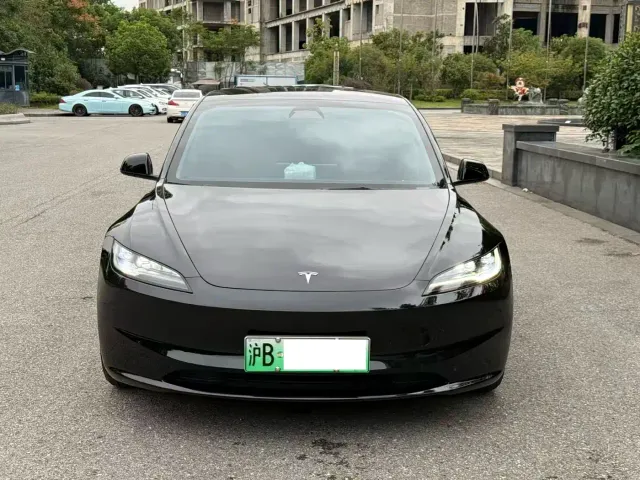 Tesla Model 3 — Фото автомобиля 2