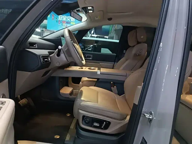 Li Auto MEGA — Фото автомобиля 14