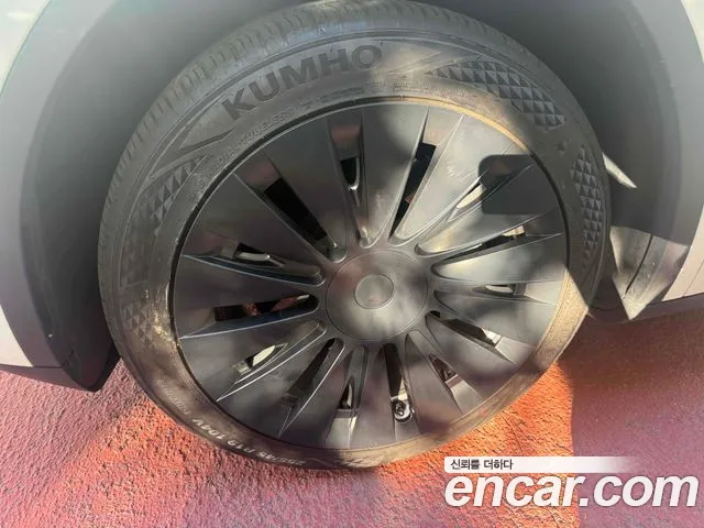 Tesla Model Y — Фото автомобиля 18