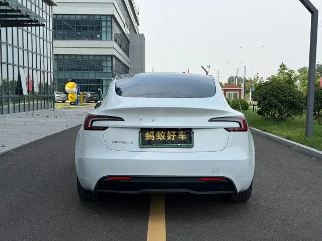 Tesla Model 3 — Фото автомобиля 5