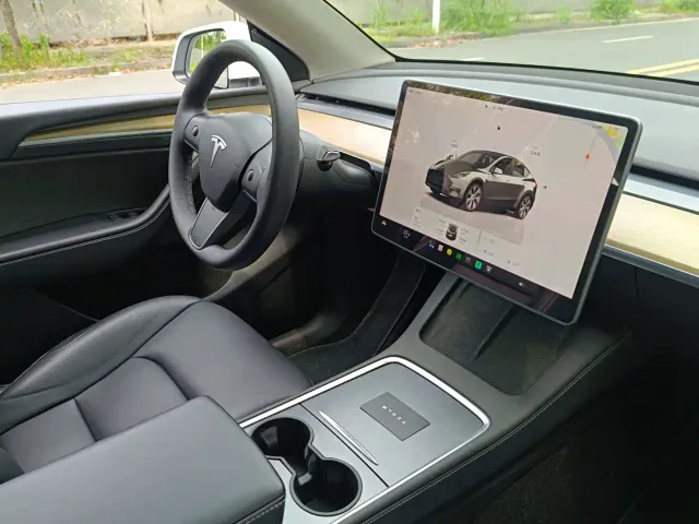 Tesla Model Y — Фото автомобиля 16
