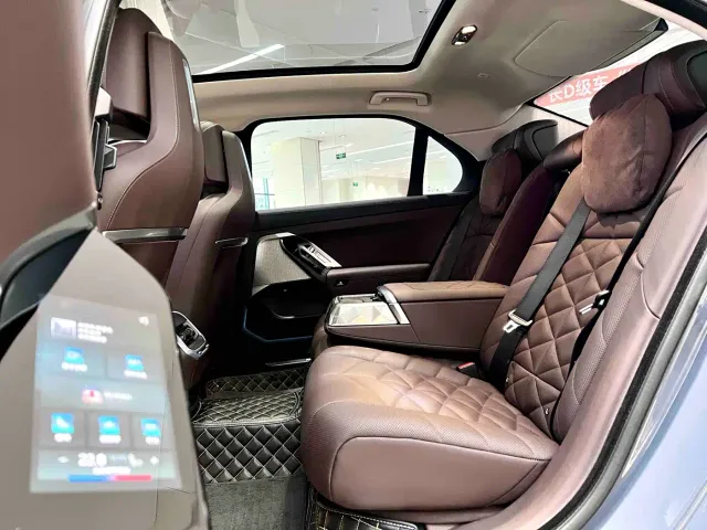BMW i7 — Фото автомобиля 9