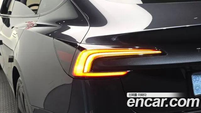 Tesla Model 3 — Фото автомобиля 8