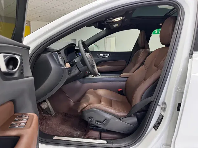 Volvo XC60 — Фото автомобиля 4