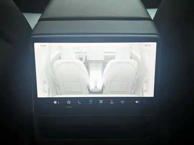 Tesla Model 3 — Фото автомобиля 12