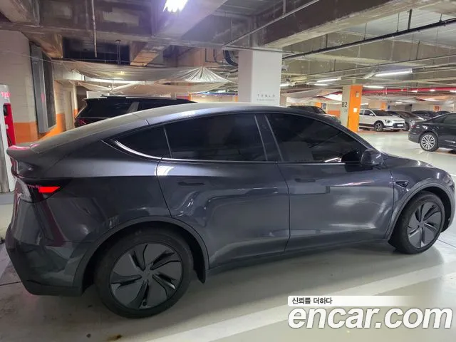 Tesla Model Y — Фото автомобиля 12