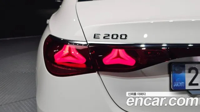 Mercedes-Benz E-Class — Фото автомобиля 18