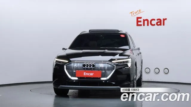 Audi e-tron — Фото автомобиля 2