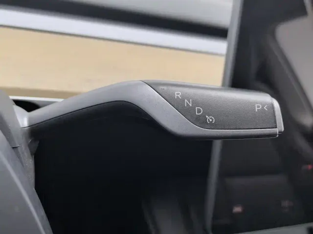 Tesla Model Y — Фото автомобиля 13