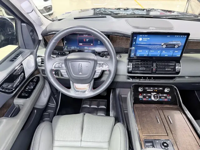 Lincoln Navigator — Фото автомобиля 9