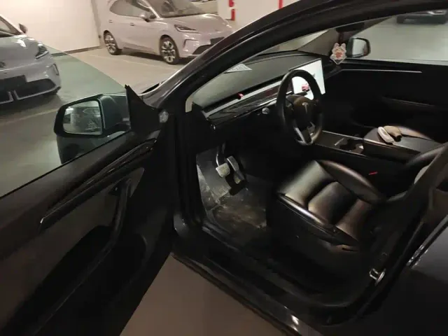Tesla Model Y — Фото автомобиля 15