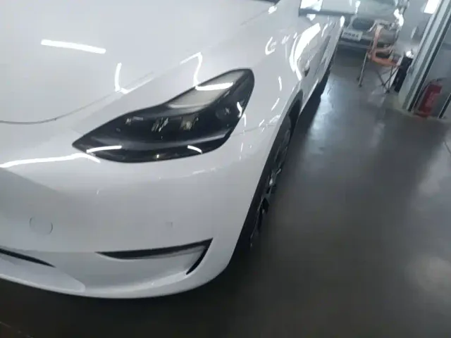 Tesla Model Y — Фото автомобиля 23