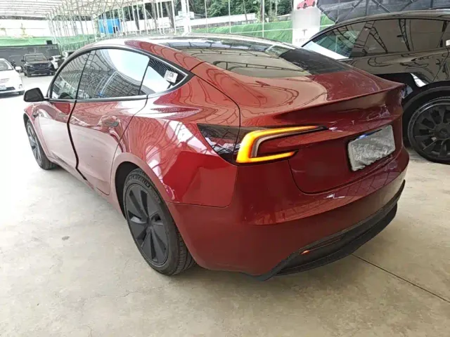 Tesla Model 3 — Фото автомобиля 4