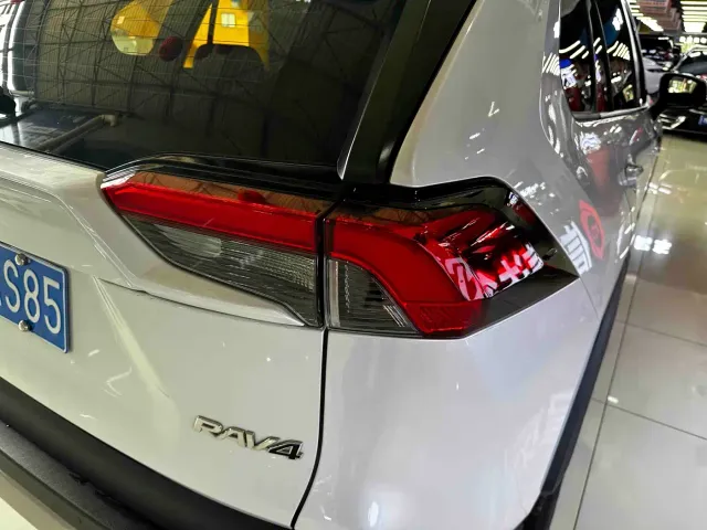 Toyota RAV4 — Фото автомобиля 18