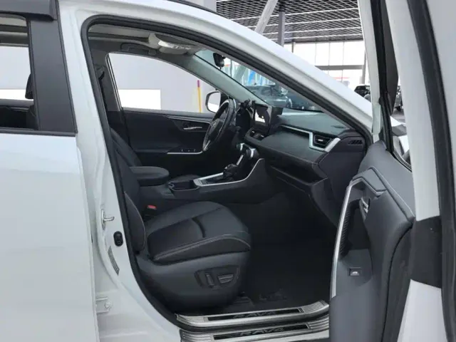 Toyota RAV4 — Фото автомобиля 8