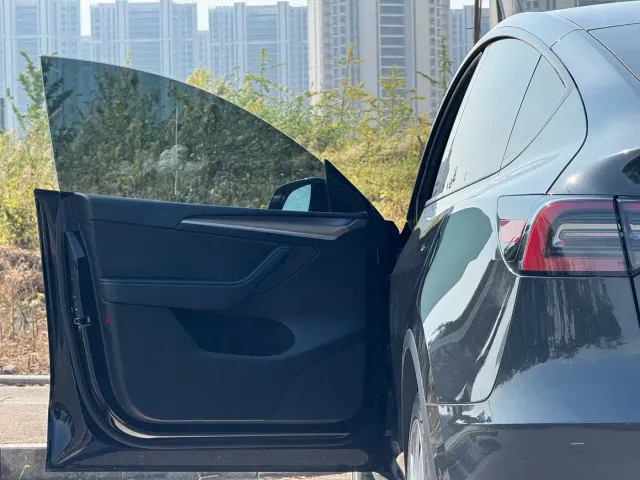 Tesla Model Y — Фото автомобиля 6