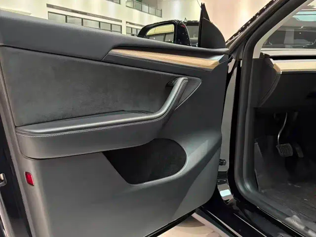 Tesla Model Y — Фото автомобиля 5