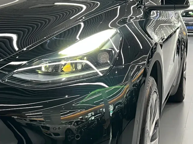Tesla Model Y — Фото автомобиля 11