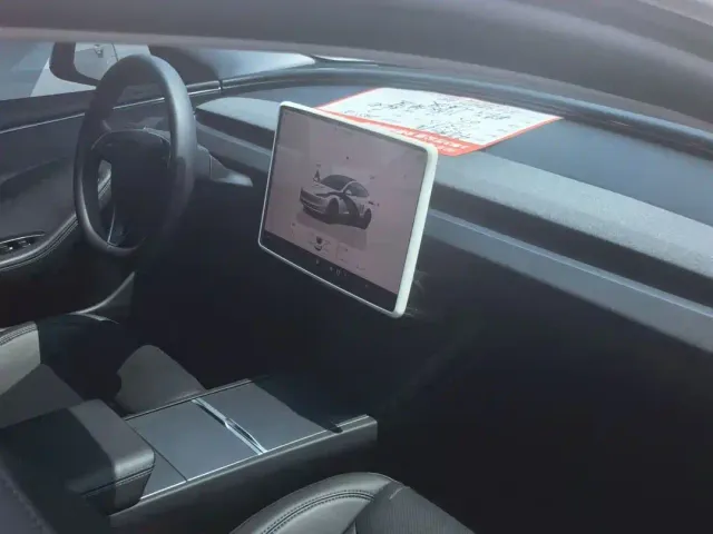 Tesla Model 3 — Фото автомобиля 10