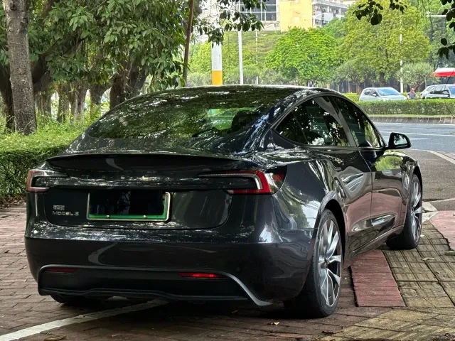 Tesla Model 3 — Фото автомобиля 5