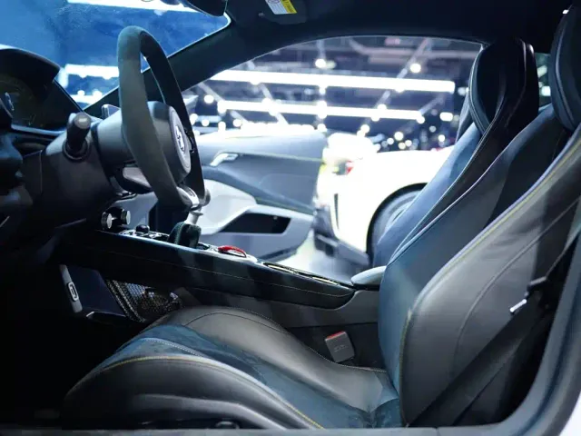 Lotus Emira — Фото автомобиля 13