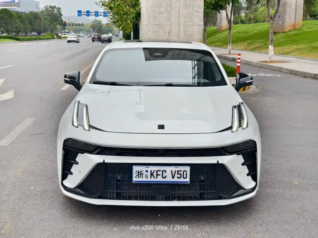 Lynk & Co 03 — Фото автомобиля 2