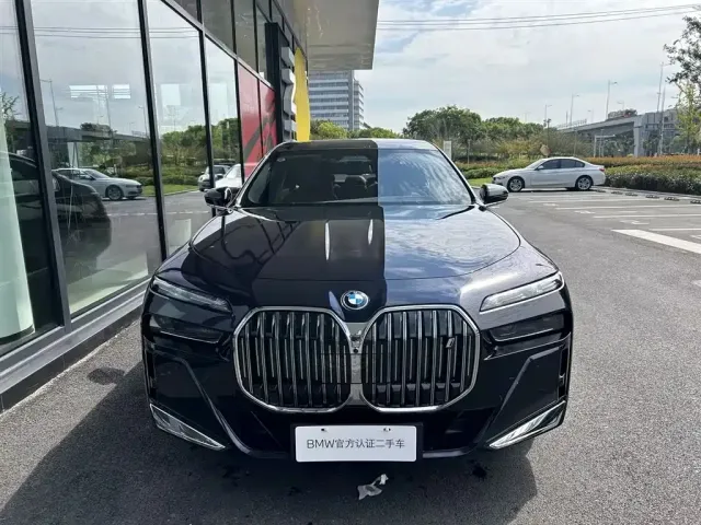 BMW BMW i7 2023 eDrive50L Premium M Sport Package — Фото автомобиля 2