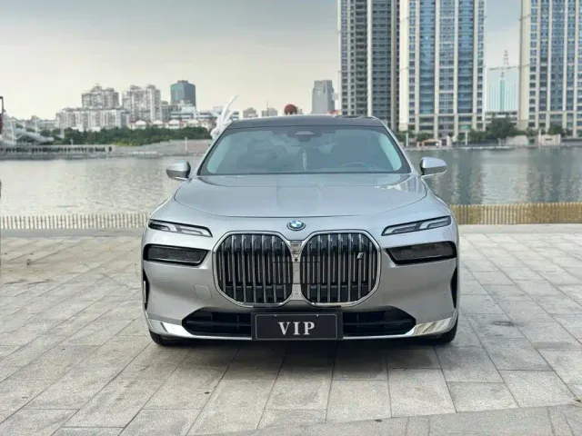 BMW BMW i7 2023 eDrive50L Leading M Sport Package — Фото автомобиля 3