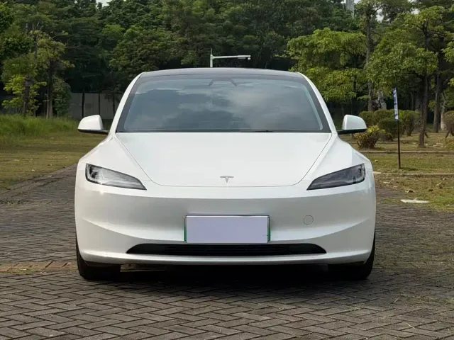 Tesla Model 3 — Фото автомобиля 2